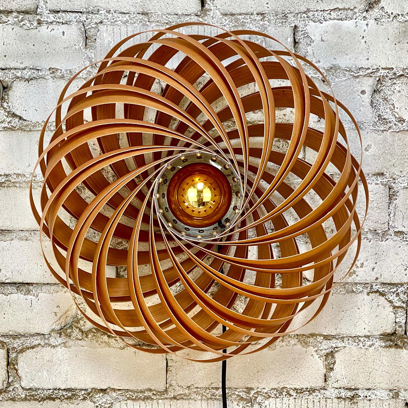 Wandleuchte 'Veneria' aus Kirschbaumholz